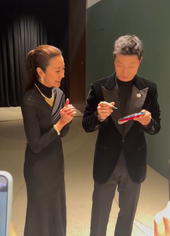 马龙送杨紫琼签名球拍 杨紫琼喜笑颜开