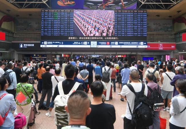 大屏转播阅兵 路人纷纷驻足 共庆祖国强大