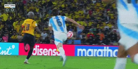 近7轮首败！世预赛：阿根廷0-1收官遭点杀 0射正双方各1人染红 梅西缺阵影响显著