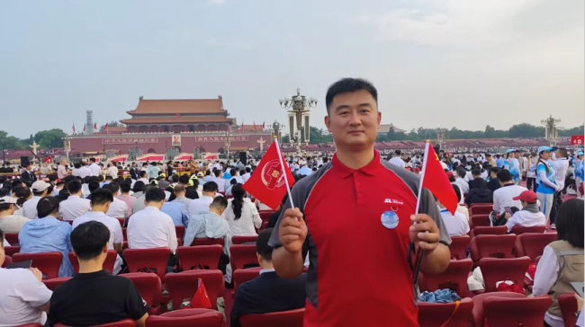 小哥昨天送快递今天阅兵观礼