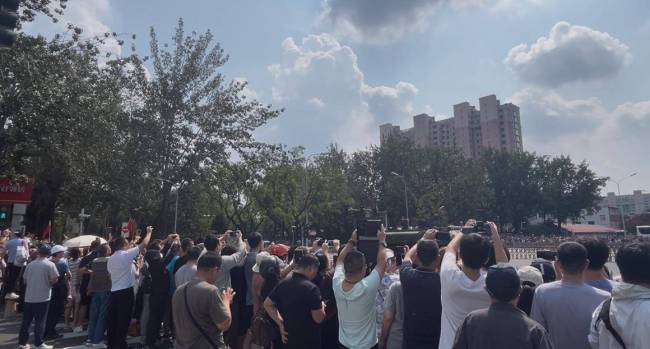 北京市民在复兴路目睹阅兵装备方队撤离，现场高呼“听党指挥，能打胜仗”