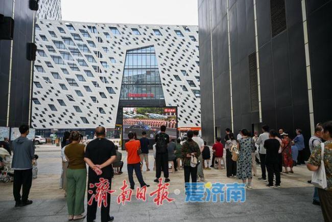 门店大屏幕转播阅兵路人纷纷驻足 共赏盛典激发爱国情