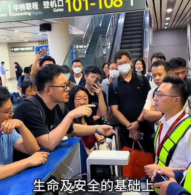 航班备降异地引众怒乘客下跪 机长决策引发争议