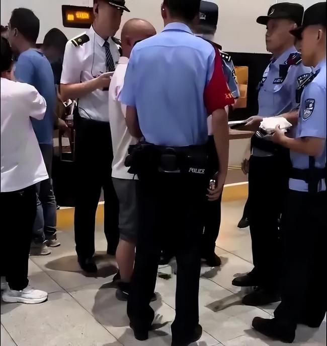 男子高铁抽烟被民警带走 违法行为引发关注