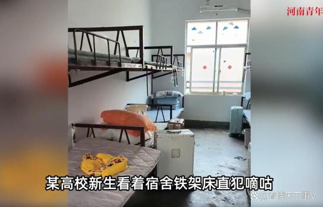 湖南一学校宿舍床铺由三角铁螺丝固定