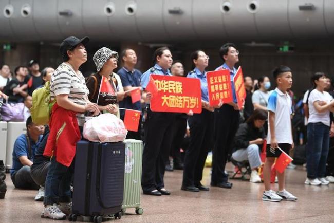 大屏转播阅兵 路人纷纷驻足 共庆祖国强大