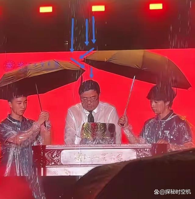 两学生撑伞反把校长淋透 浙工大回应 无心插柳成名场面