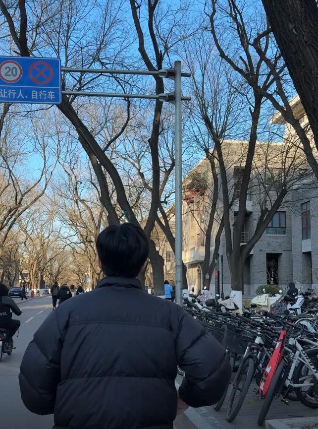 王楚钦晒北大入学照配文：冬去秋来 乒乓冠军再启新程