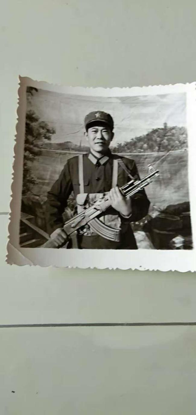儿子回应父亲看阅兵哭肿眼睛 深情感动落泪