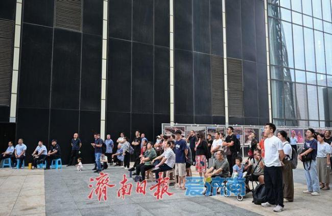 门店大屏幕转播阅兵路人纷纷驻足