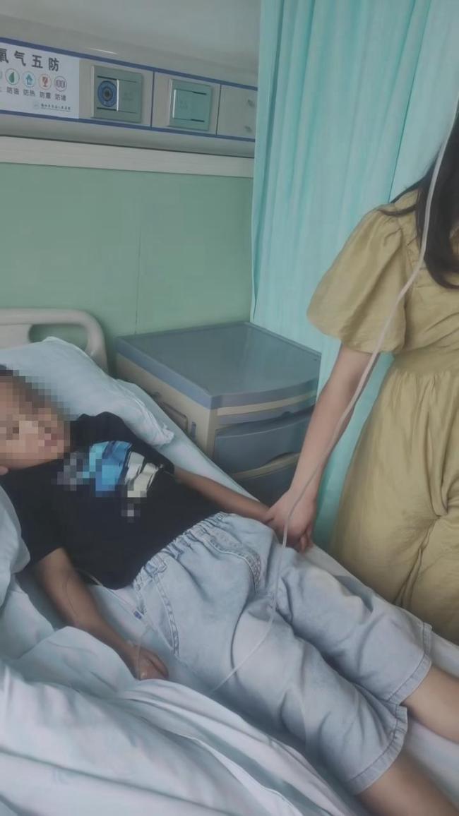 男童在小区电梯门口被毒蛇咬伤 物业回应称已定期喷药防蛇