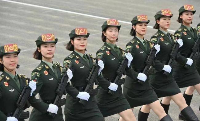 2019年阅兵火遍全网的女兵再次受阅 坚韧与荣耀
