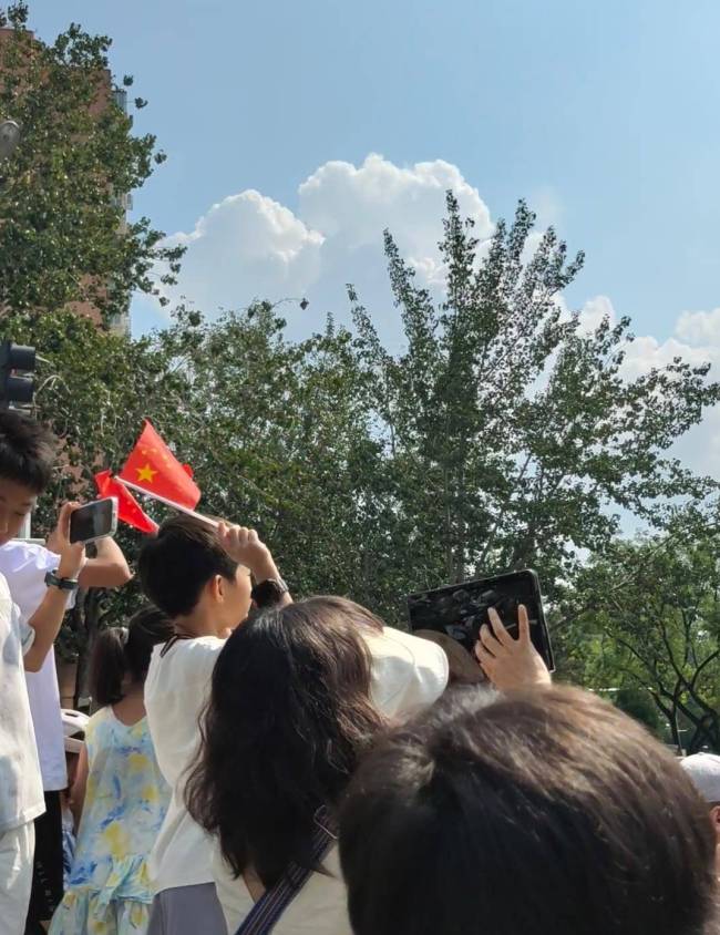 北京市民在复兴路目睹阅兵装备方队撤离，现场高呼“听党指挥，能打胜仗” 民众热情迎接胜利日庆典
