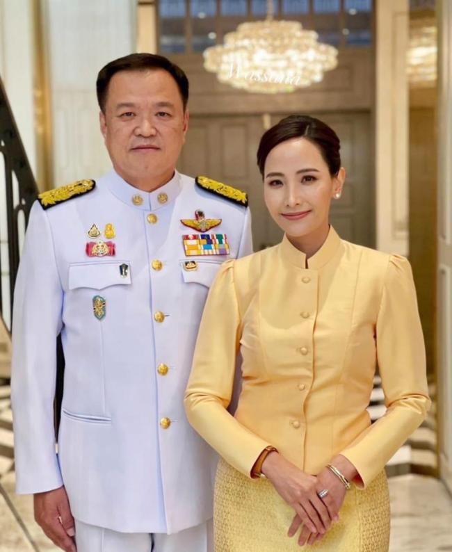 泰国新总理夫人原为咖啡店老板