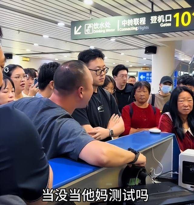 航班备降异地引众怒乘客下跪 机长决策引发争议