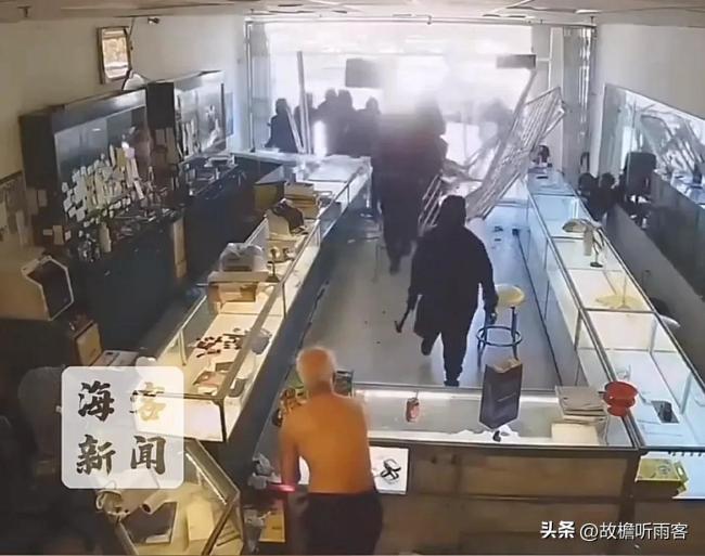 美国再现暴力零元购！近20名蒙面人手持锤子 大白天抢劫珠宝店