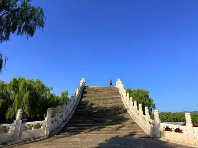 北京：又遇“周末蓝”！京城好天气“喊”您出门赏景放松 碧空如洗美景待赏