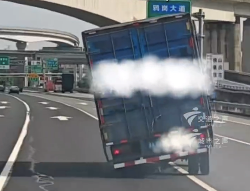 货车失控左右摇摆后翻车 网友：为了生活太不容易了