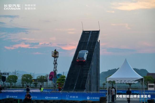 长安汽车人形机器人2028年量产下线 智能化品牌天枢智能发布