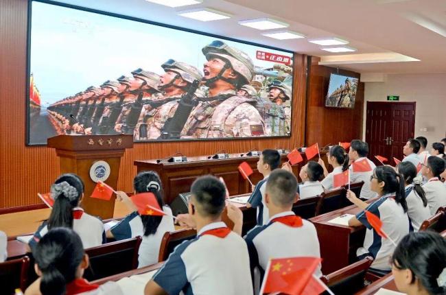 阅兵仪式激发爱国热情 全民参与热情高涨