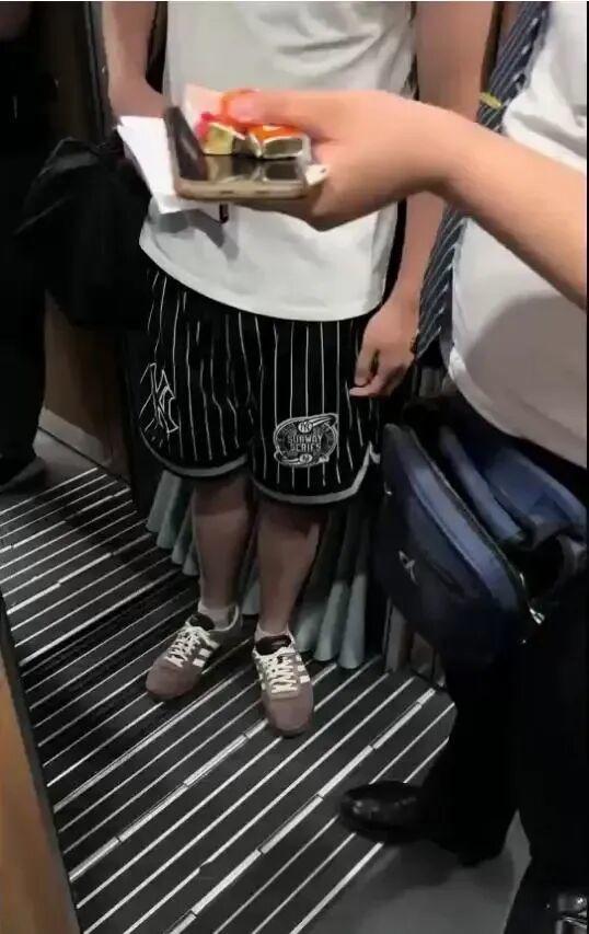 男子高铁抽烟被民警带走 违法行为引发关注