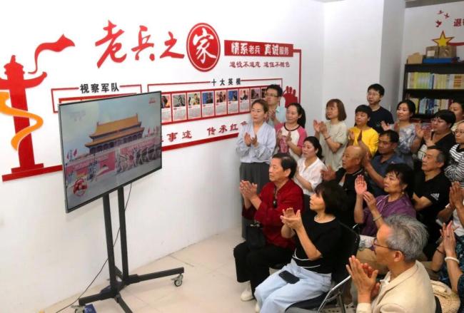 阅兵仪式激发爱国热情 全民参与热情高涨