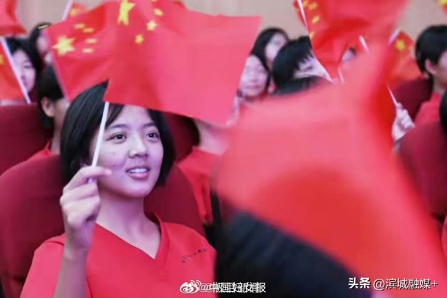 张桂梅与华坪女高师生看阅兵 共唱红歌致敬先辈
