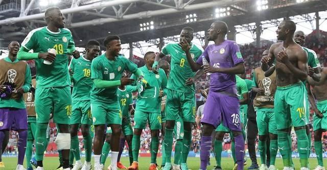 53万人口小国壮举：1-0掀翻喀麦隆再赢1场就进世界杯球场挤满人 奇迹属于努力者