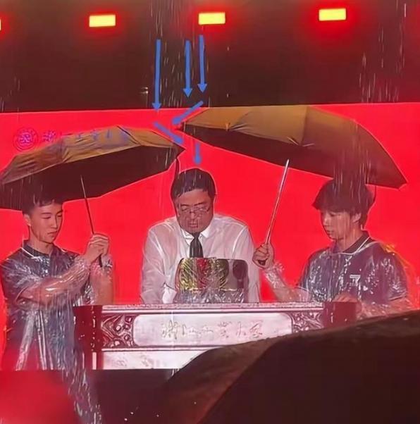 浙工大回应学生为校长撑伞全淋湿