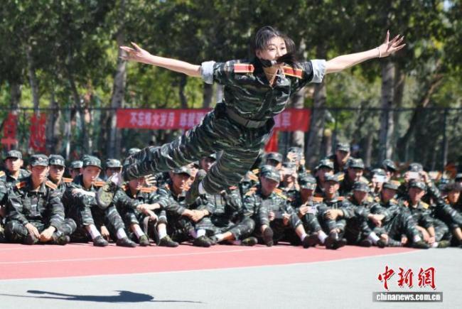 北京体育大学军训秒变才艺秀