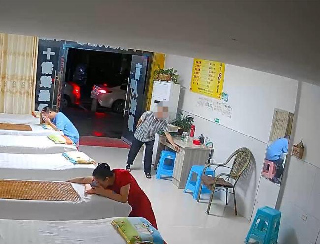 四川一男子进盲人按摩店盗窃 店内监控拍下全过程