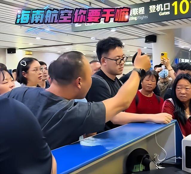 航班备降异地引众怒乘客下跪 机长决策引发争议