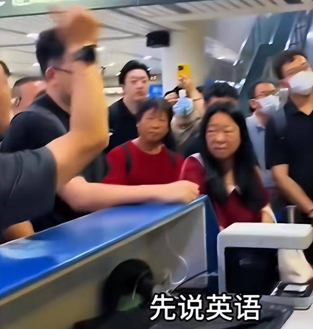 航班备降异地引众怒乘客下跪 机长决策引发争议