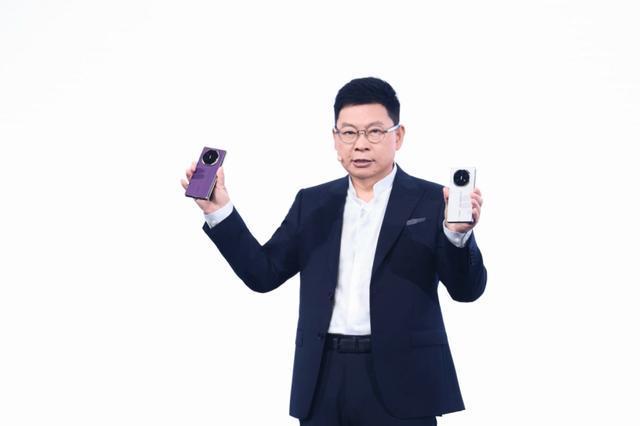 华为“三折叠”上新，首次将PC应用装入手机！