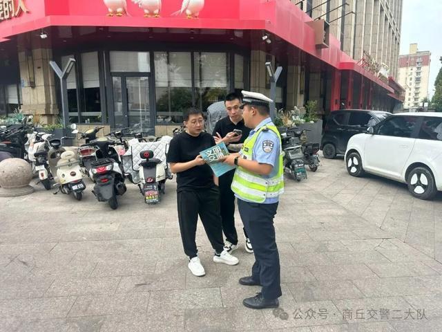 商丘交警开展交通安全宣传进社区活动