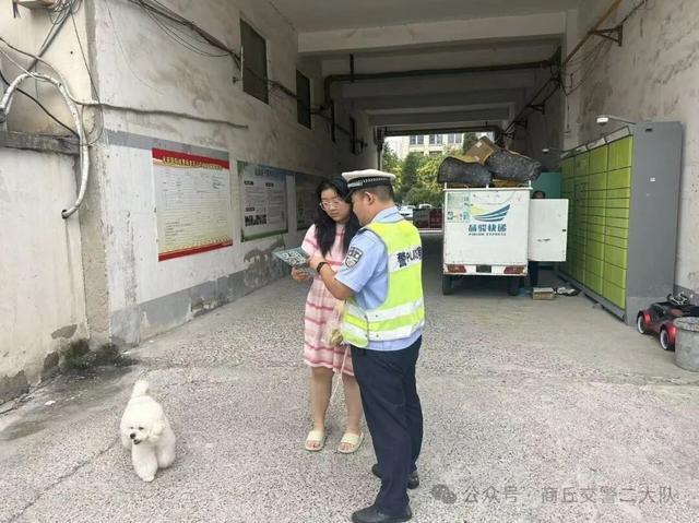 商丘交警开展交通安全宣传进社区活动