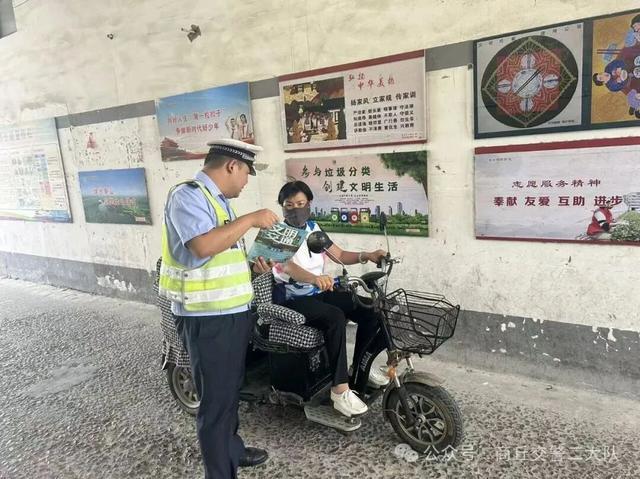 商丘交警开展交通安全宣传进社区活动