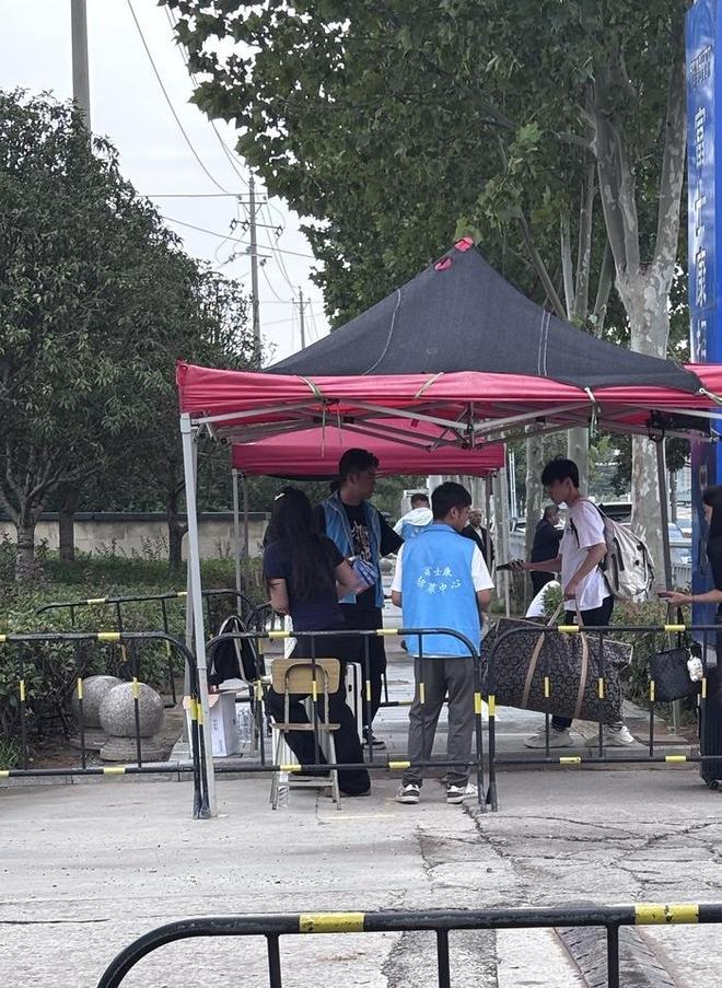 苹果新品发布！郑州富士康iPhone17港区产线已接近满产，返费价格突破9000元，近20万人两班倒赶工