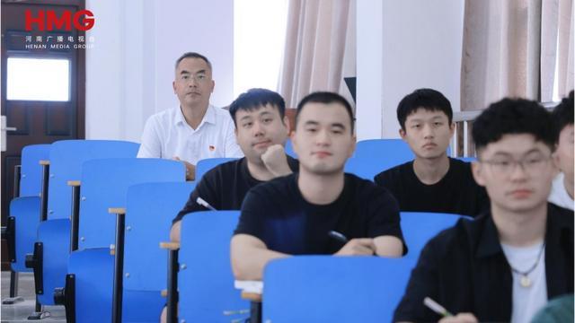 河南医药大学三附院：党委书记和学子共向老师献花