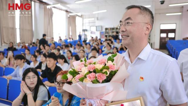 河南医药大学三附院：党委书记和学子共向老师献花