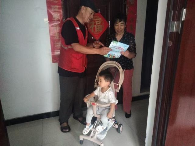 垃圾分类进家门，共筑绿色新生活
