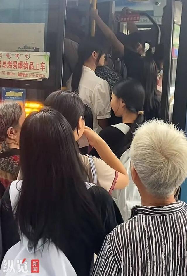 早高峰大量老人“抢公交”致学生迟到？公交公司回应