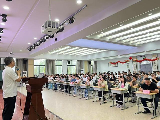 郑州市二七区春晖小学召开一年级新生家长会